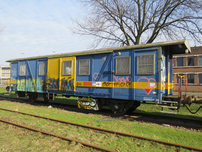 829248 Afbeelding van een treinwagon met graffiti, op het bedrijfsspoor tussen de Atoomweg en de Uraniumweg op het ...